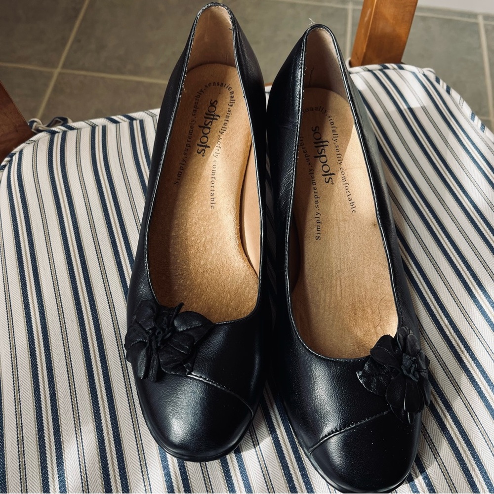 Softspots Black Flower Toe Heels Great For Preventing Foot Pain Great Condition